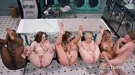 好奇18+少女在自助洗衣店探索每个洞，她参加狂野群交