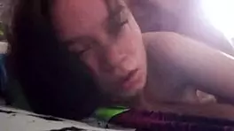 伙计，继父在她和妈妈打电话时彻底猛干继女！