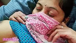 饥渴年轻继妹手指毛茸茸的阴户，为印度风情内射做准备