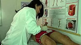 Enfermera excitada con erección del paciente