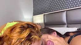 拉丁熟女和高挑成年少女在疯狂内衣三人行中POV性爱！