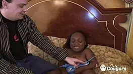 黑人小矮子给白人猛烈口交奇遇