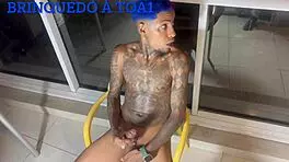 O padrasto mais novo come a magrinha na varanda do hotel com vizinhos olhando.