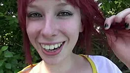 红发熟女Zoey Nixon穿着狂野丝袜在床上猛干