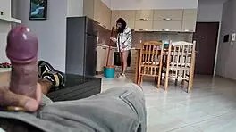 哇，继母看到继子在厨房里的巨大鸡巴时的表情！