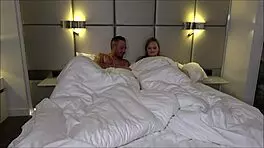 privat im schlafzimmer kissenschlacht f�hrt zu wildem sex ohne kondom