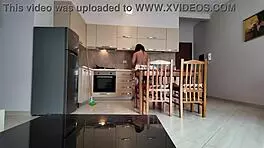 哇，继母看到继子在厨房里的巨大鸡巴时的表情！