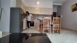 哇，继母看到继子在厨房里的巨大鸡巴时的表情！