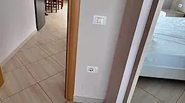 哇，继母看到继子在厨房里的巨大鸡巴时的表情！