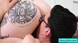 纹身18+按摩师在涂油按摩中操客户