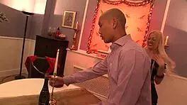 老婆不在，老公被弯腰舔光毛阴部！