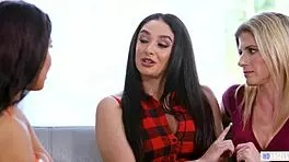 顽皮女同性恋三人行，科里·蔡斯、卡佳·罗德里格斯和希娜·莱德狂野喷水