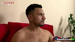 继兄让巴西18+棕发少女掀起衬衫