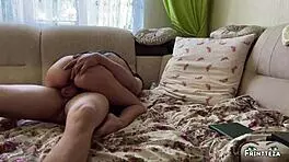 继子边读书边手指继妈！ 😲