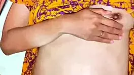 Ngentot Hard While Squeezing Milk from Young Mom in Yellow Dress.