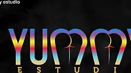 美丽巴西人贾斯米尼·维拉接受奴隶纳特的肛门拳交，然后被两个家伙双插并喝尿。