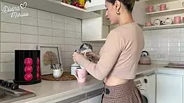 mi vecino me pide azucar y termino con su polla en mi culo y su semen en mi boca y ojo