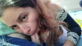 暴露狂挑逗熟女在公共巴士上吸吮和撸他