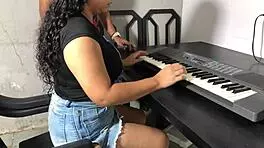 curvy young woman keyboard lessons
