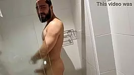 peguei meu meio primo no banho com um pauzão enorme!