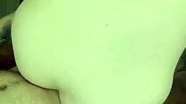 哟，Scarlet Skies卡在烘干机，我猛干她紧穴！😜