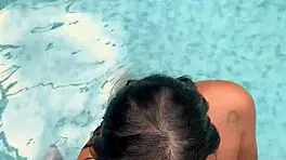 Gostosa Asiática Fodendo na Piscina da Pousada com Negão Pirocudo no Pelo