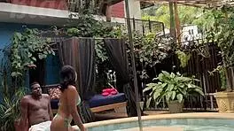 Gostosa Asiática Fodendo na Piscina da Pousada com Negão Pirocudo no Pelo