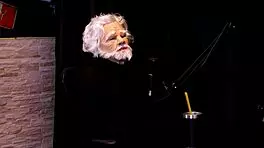 Belinha Baracho comments on content creators who love provoking swing houses and bad recordings in sheer red lingerie.