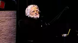 Belinha Baracho comments on content creators who love provoking swing houses and bad recordings in sheer red lingerie.