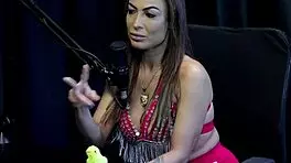 Belinha Baracho comments on content creators who love provoking swing houses and bad recordings in sheer red lingerie.