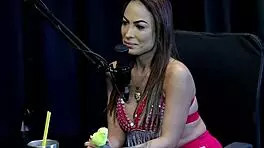 Belinha Baracho comments on content creators who love provoking swing houses and bad recordings in sheer red lingerie.