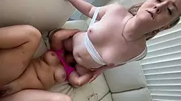 丰满青少年18+继姐妹Eva Nyx和Brookie Blair玩调皮游戏