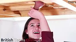 天哪，我在看埃莉穿制服在桌子上挤奶鸡巴！