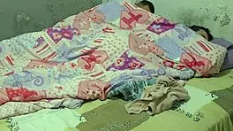 Meu Meio-Irmão Tímido Se Masturba Assistindo Vídeos XXX E Eu Mostro Como É Foder Uma Mulher De Verdade