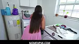 巨乳继母Armani Dream为我试穿各种性感内衣