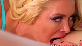 Lexi Lore被两个金发女同性恋舔穴，在激情三人行