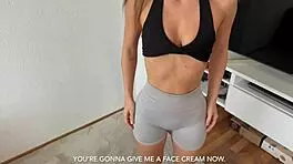 棕发拉丁妹在快速女上位骑乘高潮和口交