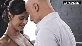 甜美18+少女Sandra Soul穿着内衣用大鸡巴激烈粗暴肛交