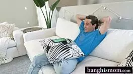 完美身材熟女Kiki Daire和Natasha Nice支配继子