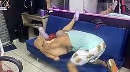 wife has sex with tattoo artist in front of cuckold husband, gaping pussy 😈 parte 01