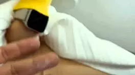 哟，这个越南少女18+用她湿润的小穴手淫抓住我