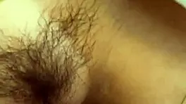 哟，这个越南少女18+用她湿润的小穴手淫抓住我