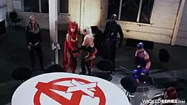 莱克西·斯瓦洛在复仇者XXX恶搞中骑大鸡巴