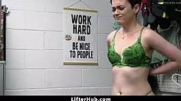 警察抓到少女偷振动器，狠狠惩罚她