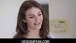 继父把她当作免费使用性娃娃与朋友 Alexia Anders Mia Taylor