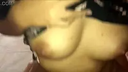 Sorprendo a mi hijastra haciendo aseo en cuatro patas y le clavo la verga directo al coño