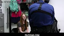 书呆子红发Jane Rogers用身体脱大麻烦