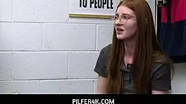 书呆子红发Jane Rogers用身体脱大麻烦