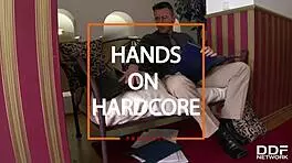 女仆艾玛·莱斯剃光阴户为酒店客人猛烈抽插而湿润。