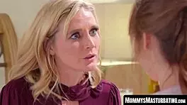 后妈和舔逼继女进行暗示性女同性恋会，她们亲密探索彼此身体。